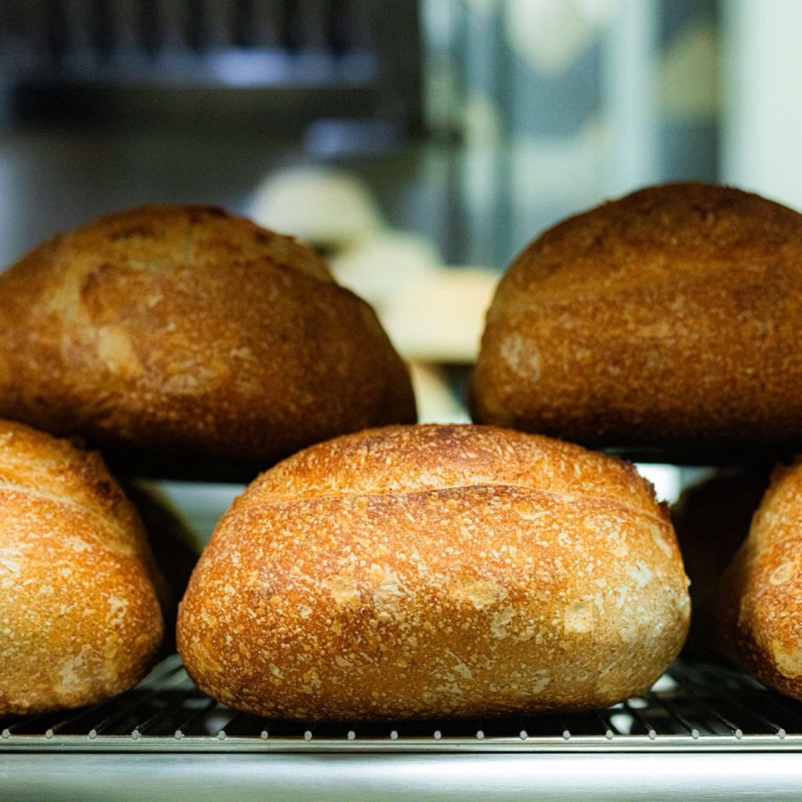 Dagelijks brood bij Bakkerij Heulsehof, Kwintsheul.